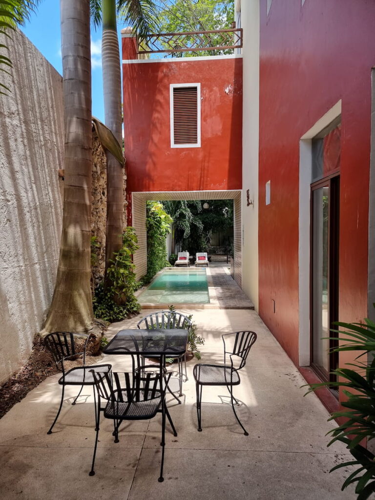 Outdoor patio, table and plunge pool at Casa Italia Luxury Guest House, a hotel in Mérida, Mexico
